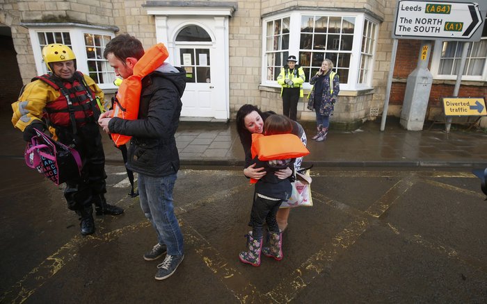 20 συγκλονιστικές φωτογραφίες από την πλημμυρισμένη Βόρεια Αγγλία - εικόνα 17