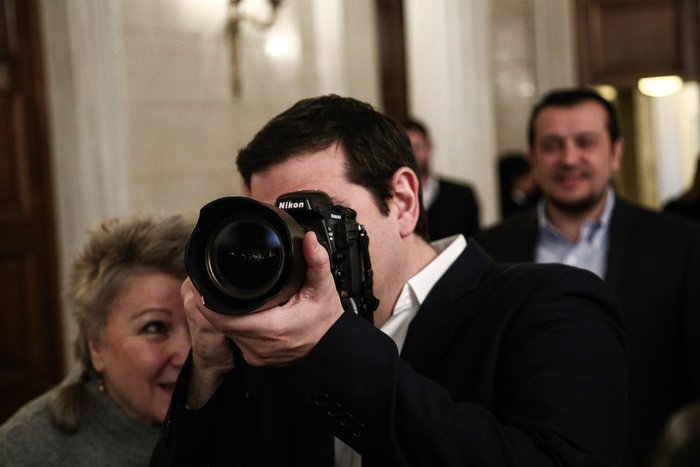 Ο Τσίπρας προβάρει νέα καριέρα στο Μαξίμου!