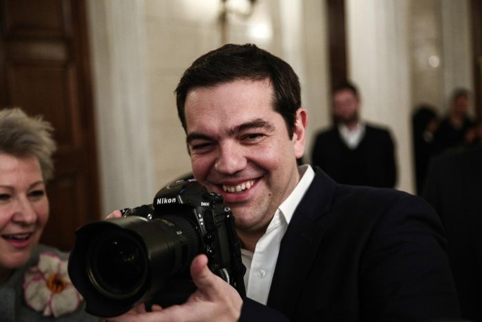 Ο Τσίπρας προβάρει νέα καριέρα στο Μαξίμου! - εικόνα 2
