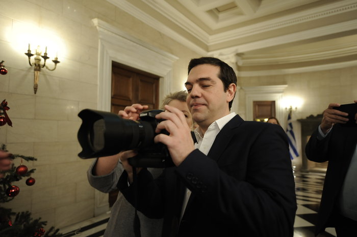 Ο Τσίπρας προβάρει νέα καριέρα στο Μαξίμου! - εικόνα 3