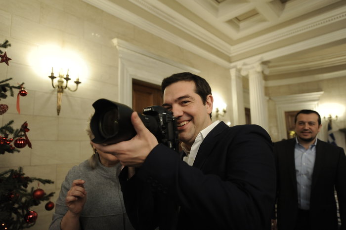 Ο Τσίπρας προβάρει νέα καριέρα στο Μαξίμου! - εικόνα 4