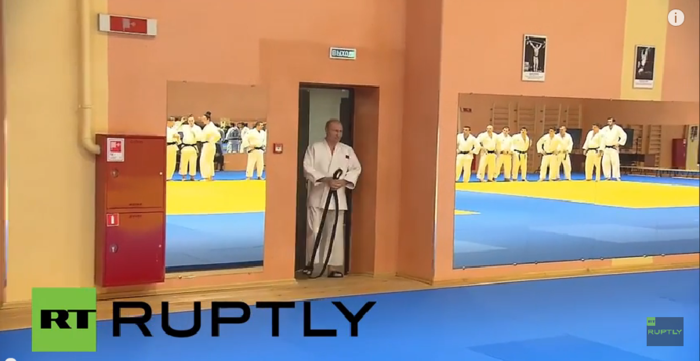 Η μόνη γυναίκα που βάζει κάτω τον Πούτιν-Δείτε το απίστευτο βίντεο