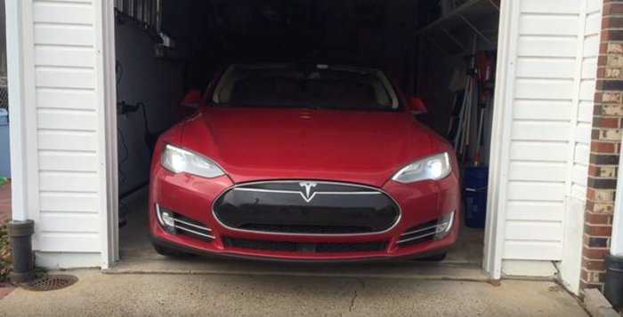 Tesla S:Το αυτοκίνητο που το καλείς και έρχεται κοντά σου! [video]