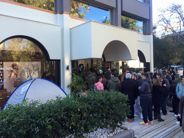 Ατέλειωτες ουρές στην Κηφισιά για τα σνίκερ του Kanye West αξίας 200€ - εικόνα 2