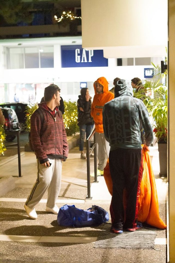 Ατέλειωτες ουρές στην Κηφισιά για τα σνίκερ του Kanye West αξίας 200€ - εικόνα 3