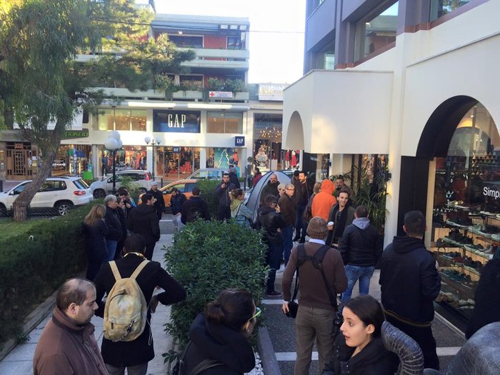 Ατέλειωτες ουρές στην Κηφισιά για τα σνίκερ του Kanye West αξίας 200€ - εικόνα 4