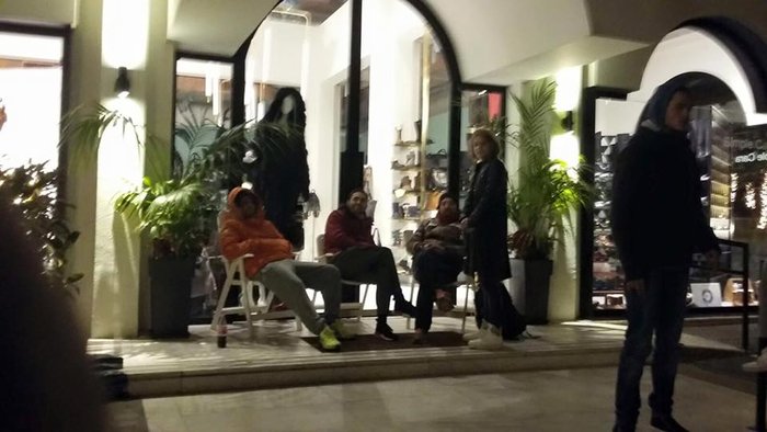 Ατέλειωτες ουρές στην Κηφισιά για τα σνίκερ του Kanye West αξίας 200€ - εικόνα 7