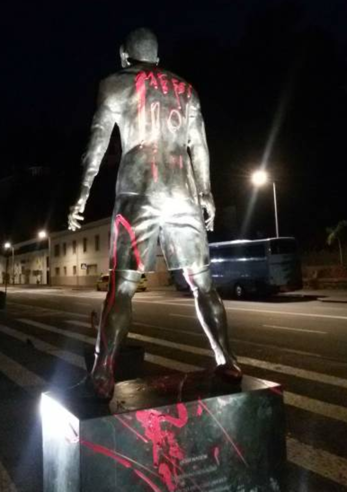 Οπαδοί του Μέσι βανδάλισαν άγαλμα του Κριστιάνο Ρονάλντο