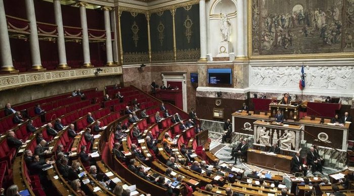 Πανικός στη γαλλική Βουλή για την Πάμελα Άντερσον!