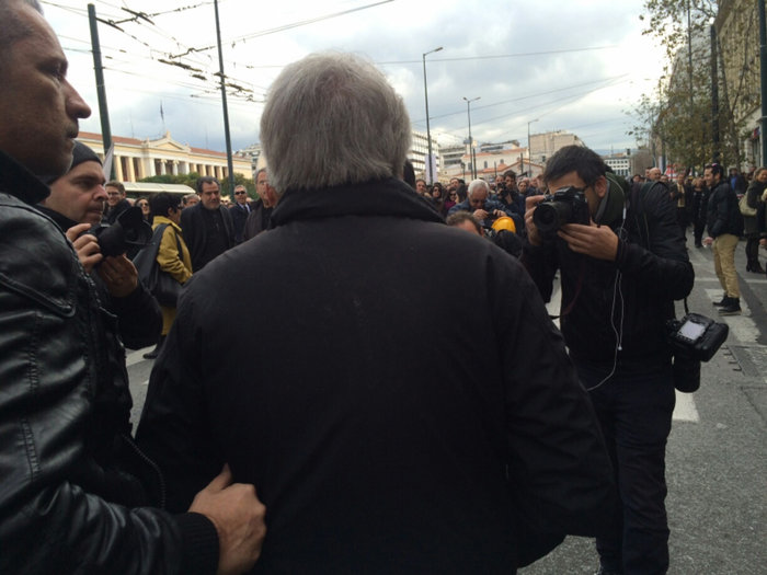 Φυγάδευσαν τον πρόεδρο της ΓΣΕΕ από την πορεία στα Προπύλαια