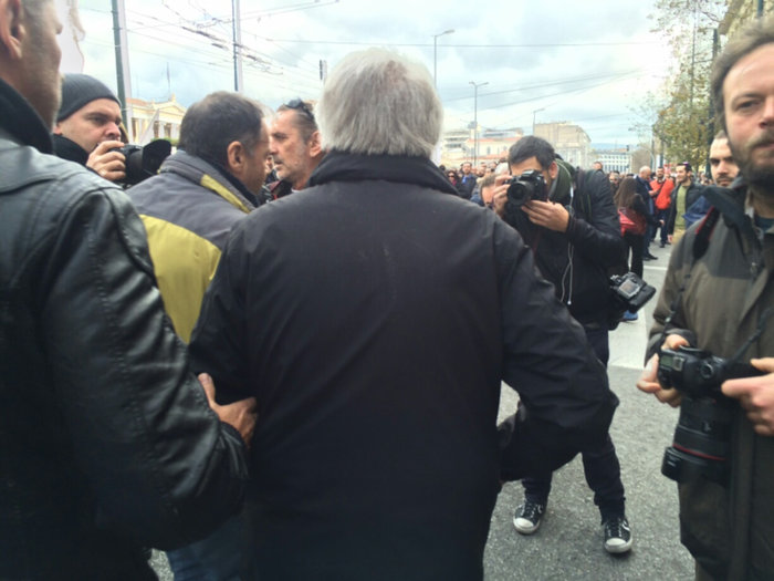 Φυγάδευσαν τον πρόεδρο της ΓΣΕΕ από την πορεία στα Προπύλαια - εικόνα 2
