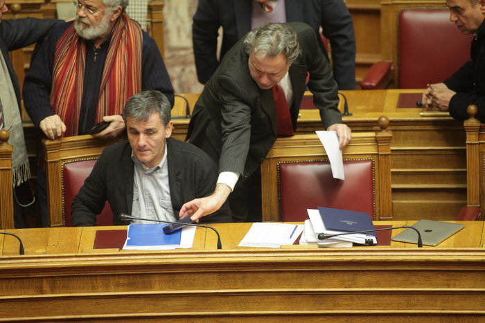 «Κουβάρι» οι υπουργοί στα έδρανα πριν τη μάχη για το ασφαλιστικό - εικόνα 3