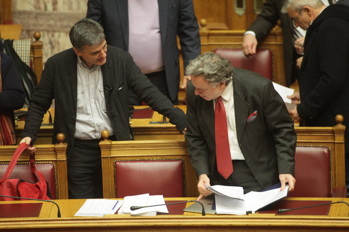 «Κουβάρι» οι υπουργοί στα έδρανα πριν τη μάχη για το ασφαλιστικό - εικόνα 4