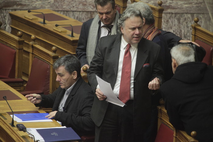 «Κουβάρι» οι υπουργοί στα έδρανα πριν τη μάχη για το ασφαλιστικό - εικόνα 2