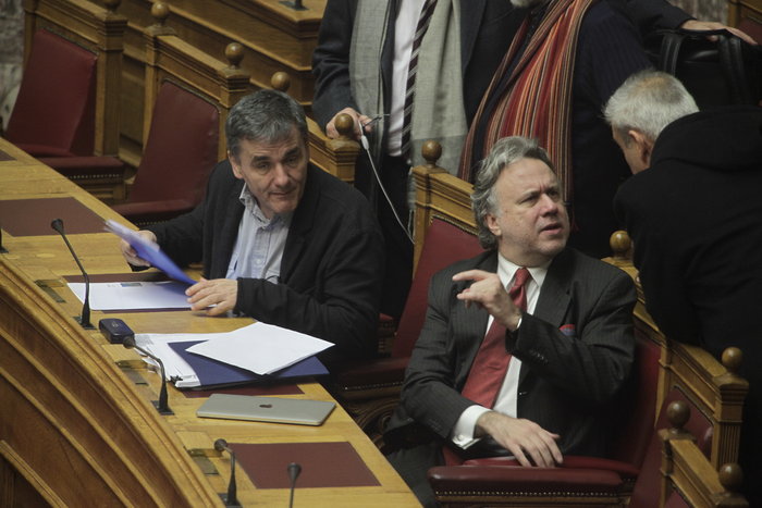 «Κουβάρι» οι υπουργοί στα έδρανα πριν τη μάχη για το ασφαλιστικό - εικόνα 5