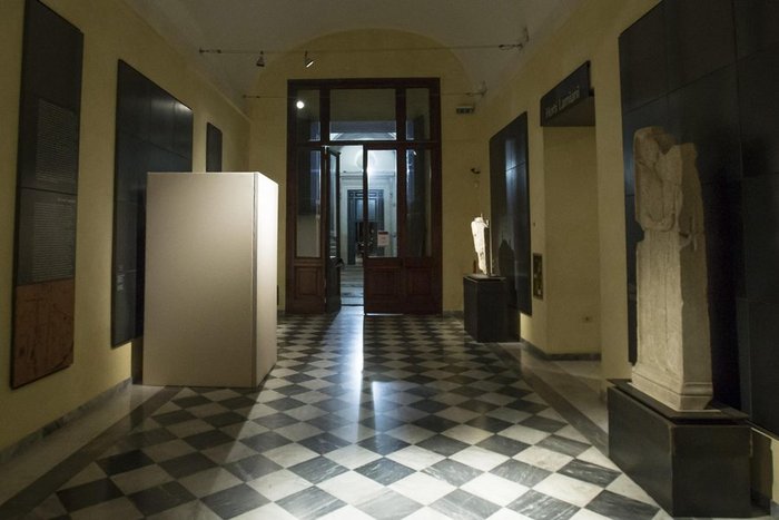 Κάλυψαν τα γυμνά αγάλματα για χάρη του Ιρανού προέδρου