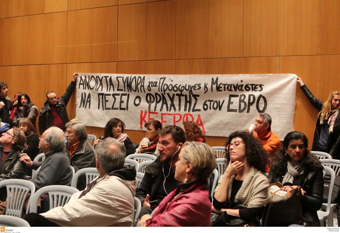 Εβρισε διαδηλωτή και άναψε τσιγάρο ο Μουζάλας