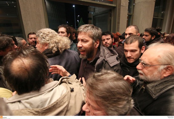 Εβρισε διαδηλωτή και άναψε τσιγάρο ο Μουζάλας - εικόνα 3