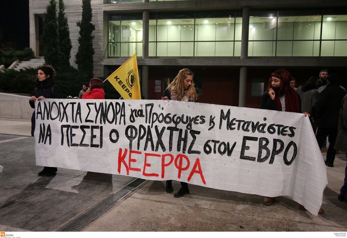 Εβρισε διαδηλωτή και άναψε τσιγάρο ο Μουζάλας - εικόνα 6