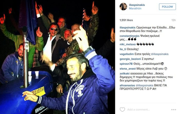 Ο Ηλίας Ψινάκης ανέβηκε στο τρακτέρ και πήγε στο μπλόκο των αγροτών