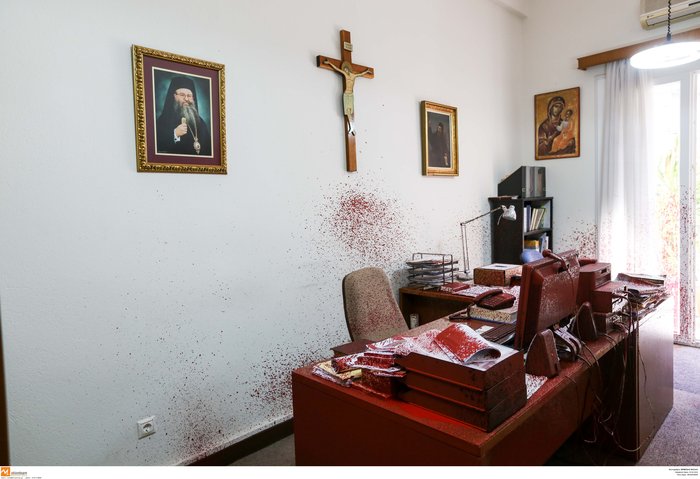 Εισβολή κουκουλοφόρων στη Μητρόπολη Θεσσαλονίκης - εικόνα 8