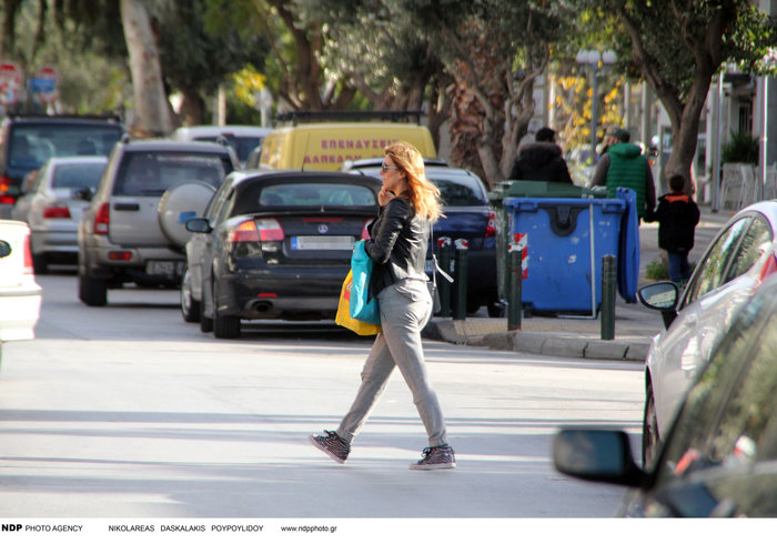 Ετσι πηγαίνει για ψώνια η Ελλη Κοκκίνου: Mε φόρμα και χωρίς ίχνος μακιγιάζ - εικόνα 7