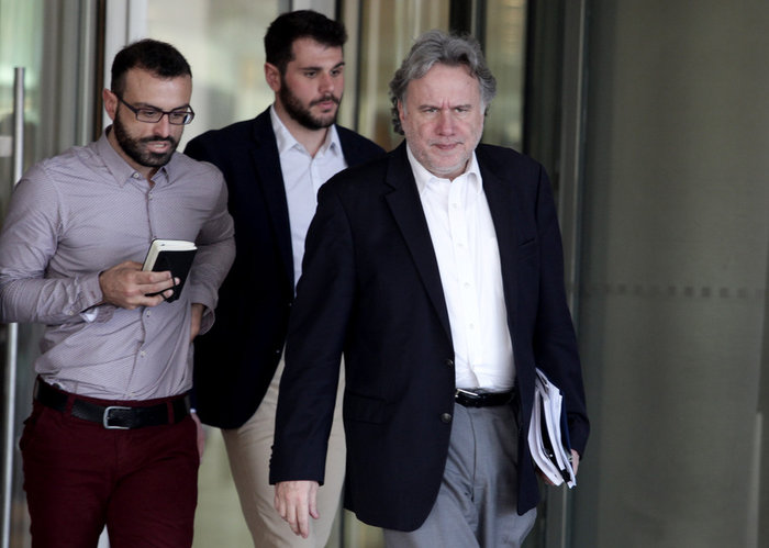 Δείτε πως μπήκε και βγήκε ο Κατρούγκαλος από το Χίλτον - εικόνα 2