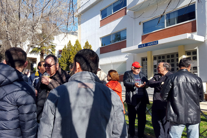 Η κυβέρνηση σε παραζάλη μεταξύ κοινωνίας και δανειστών