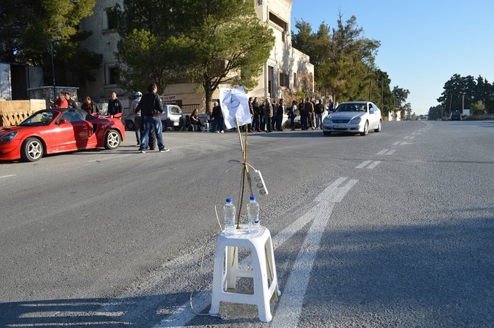 Τρόλαραν τον Καμμένο με μπουκάλια και πολύμπριζα στην Κω
