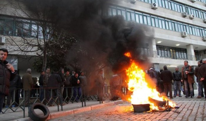 Πρώτη φορά «κυνηγητά» από τους νέους αγανακτισμένους στο ΣΥΡΙΖΑ