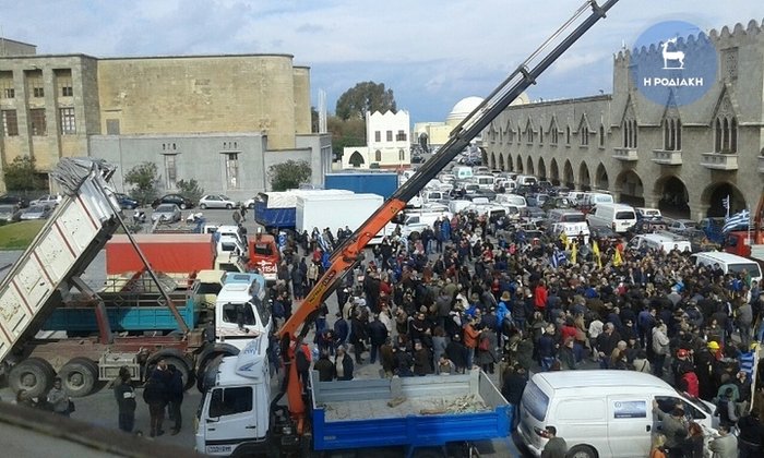 Καρέ καρέ τα μεγαλειώδη συλλαλητήρια σε όλη τη χώρα - εικόνα 4