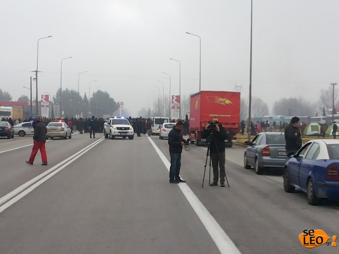 Οι πρόσφυγες έκλεισαν την εθνική οδό Ευζώνων - Θεσσαλονίκης - εικόνα 2