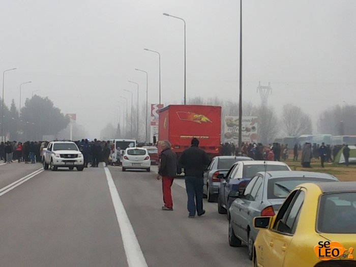Οι πρόσφυγες έκλεισαν την εθνική οδό Ευζώνων - Θεσσαλονίκης