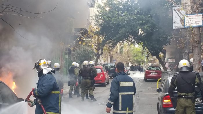 Επεισόδια με κουκουλοφόρους στο Σύνταγμα - εικόνα 11