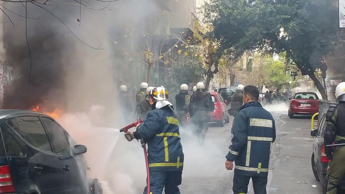 Επεισόδια με κουκουλοφόρους στο Σύνταγμα - εικόνα 12