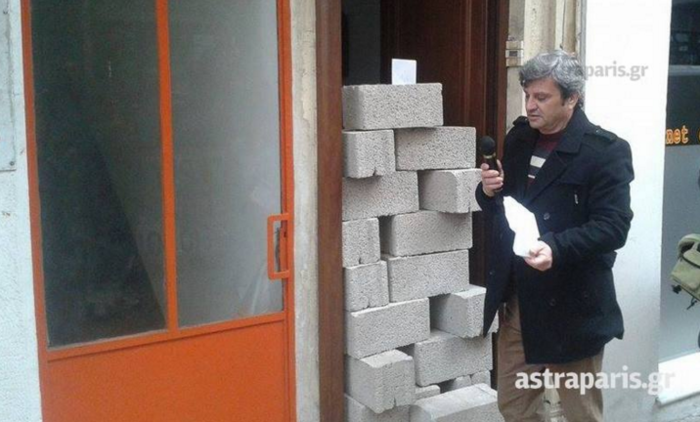 «Έχτισαν» με τσιμεντόλιθους γραφεία βουλευτών στη Χίο