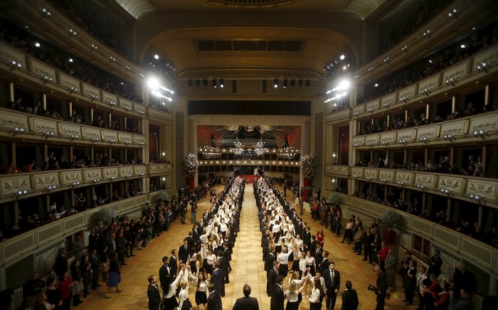 Ο μεγάλος χορός της Βιέννης: Ντεμπιτάντ στα λευκά, νεύρα στο κόκκινο - εικόνα 7