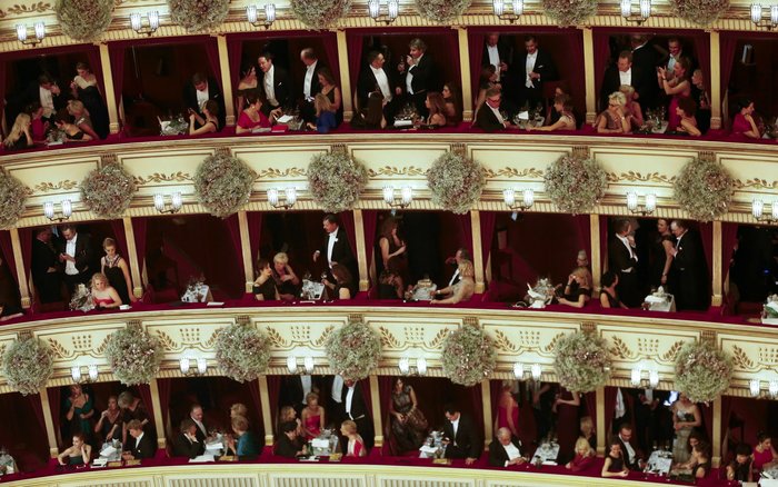 Ο μεγάλος χορός της Βιέννης: Ντεμπιτάντ στα λευκά, νεύρα στο κόκκινο - εικόνα 24