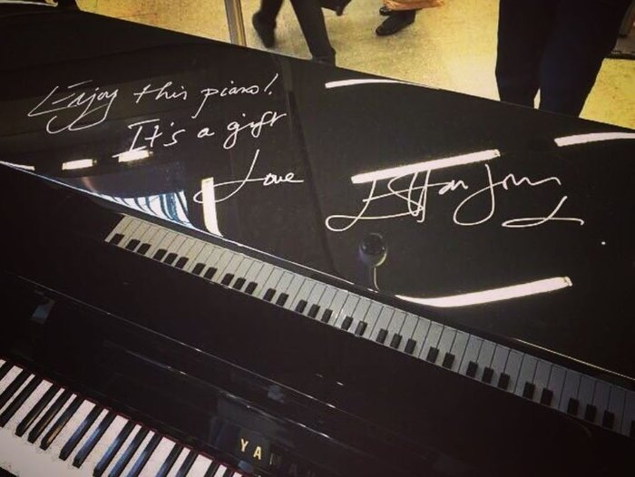 Η απρόσμενη παράσταση - έκπληξη του Ελτον Τζον στο μετρό του Λονδίνου! - εικόνα 2