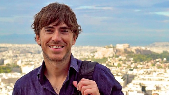 Ο συγγραφέας και παρουσιαστής Σάιμον Ριβ, από το γύρισμα του ντοκιμαντέρ του στην Αθήνα