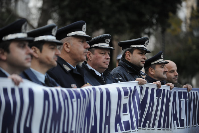 Και οι ένστολοι στους δρόμους για το ασφαλιστικό - εικόνα 2