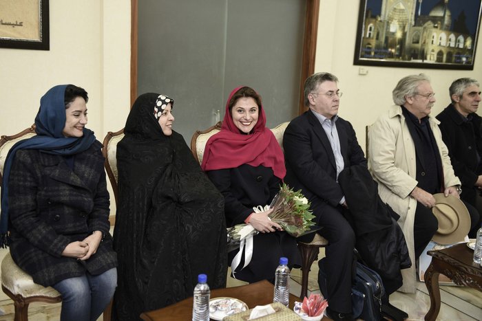 Κόκκινη, μπορντό ή μωβ; Οι μαντήλες της Μπέτυς Μπαζιάνα στο Ιράν - εικόνα 2