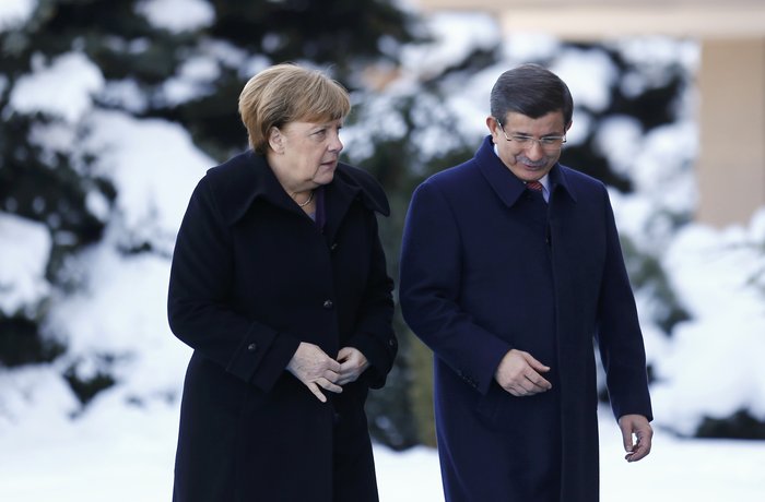Η Μέρκελ χαιρέτησε τους στρατιώτες στα τουρκικά