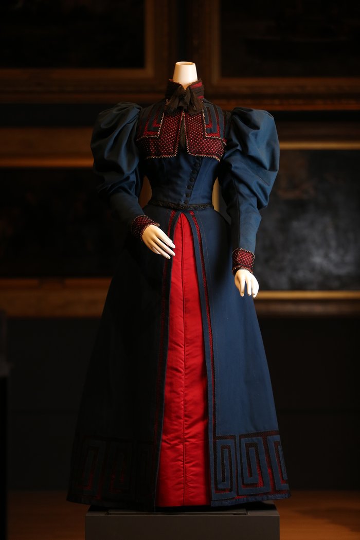 Day dress (1895) by Worth Wool, silk (satin) cotton (net, tulle), glass (beads)