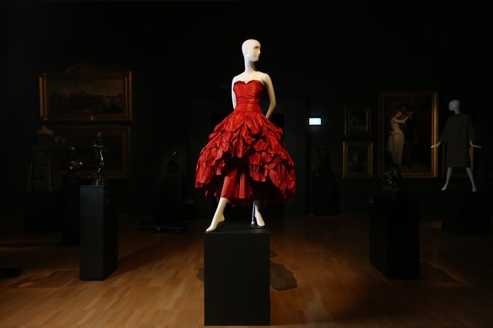 Evening dress (1949) by Molyneux Winter silk (taffeta)