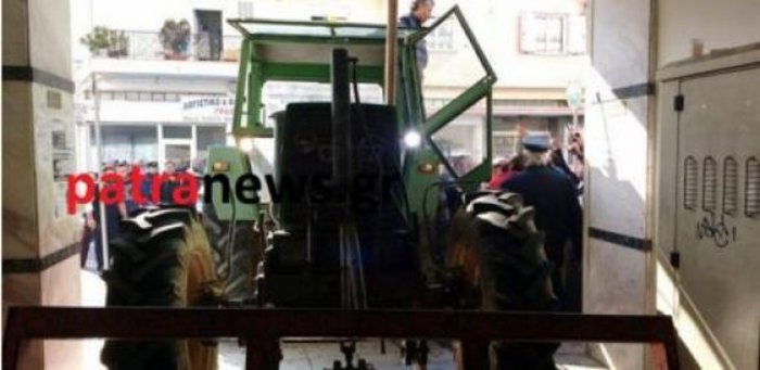 Μπούκαρε με το τρακτέρ του στην είσοδο της εφορίας - εικόνα 2
