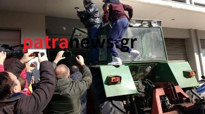 Μπούκαρε με το τρακτέρ του στην είσοδο της εφορίας - εικόνα 3