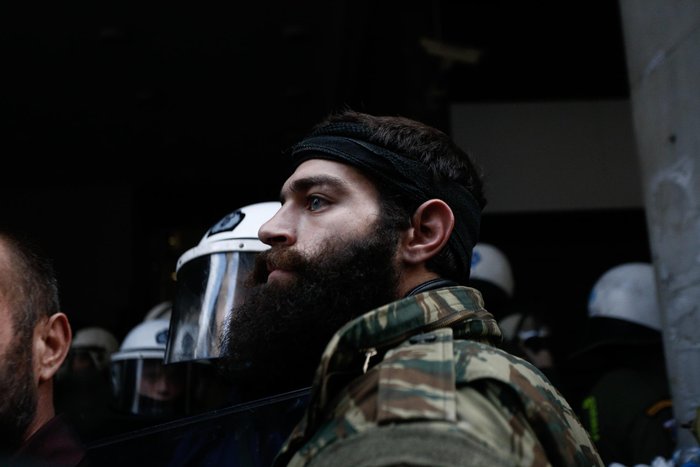 Αγρότες πήραν στο κυνήγι τους αναρχικούς που έσπαγαν βιτρίνες στο υπουργείο - εικόνα 2