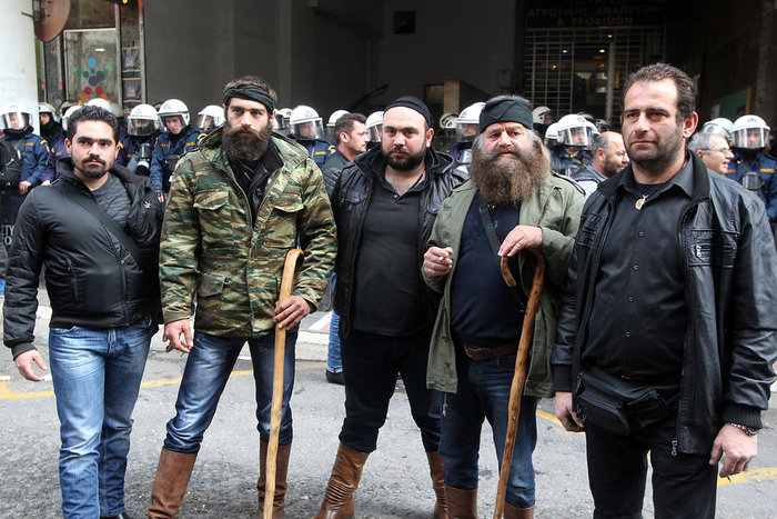 Αγρότες πήραν στο κυνήγι τους αναρχικούς που έσπαγαν βιτρίνες στο υπουργείο - εικόνα 3