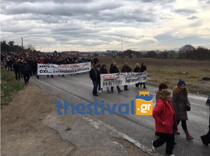 Διαβατά: Προπηλάκισαν το δήμαρχο, μετά την ένταση με ΜΑΤ - εικόνα 5
